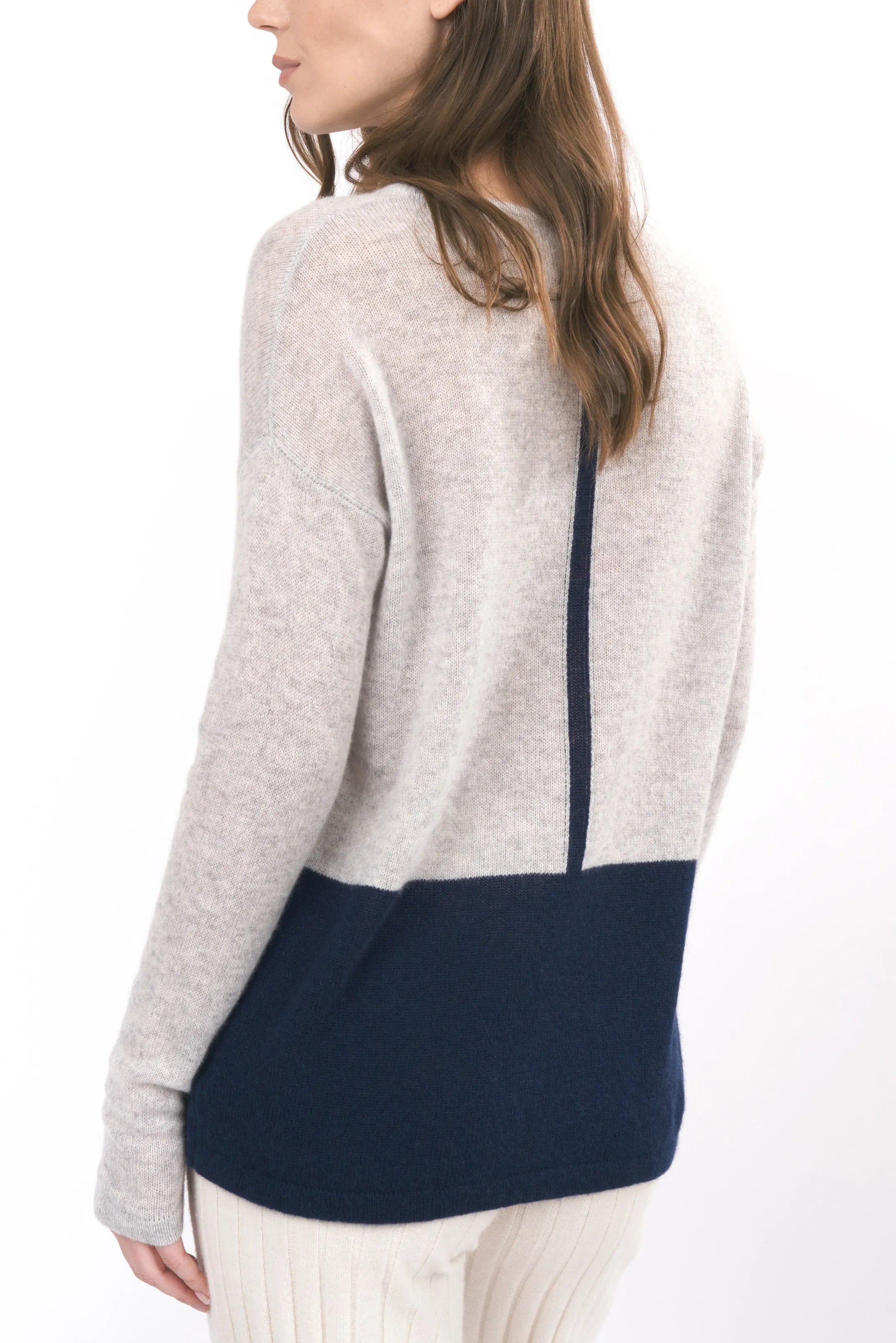 Robertson Madison 100% Cashmere Relaxed Color Block Sweater CC-258 | Light Grey/Navy