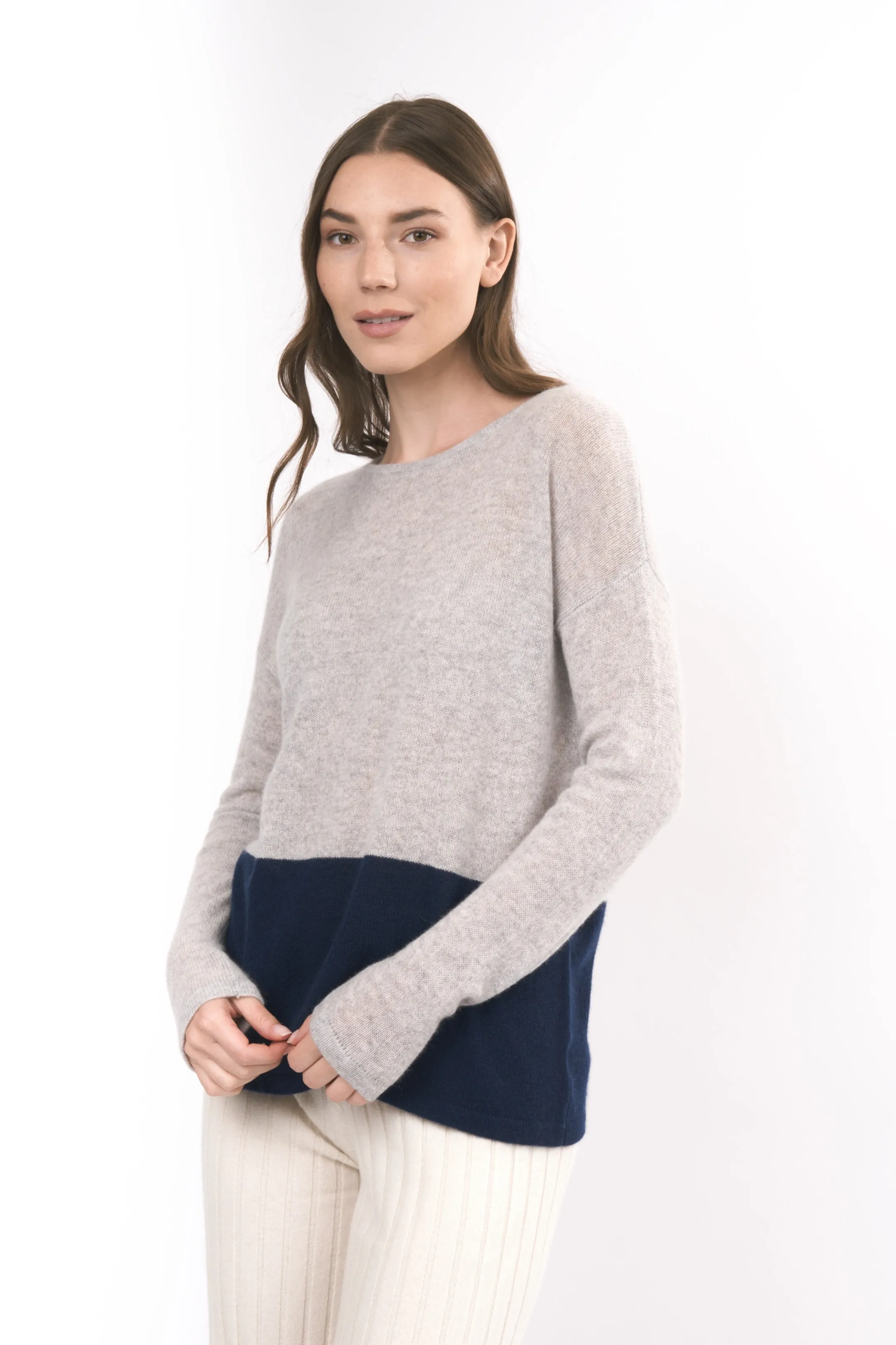 Robertson Madison 100% Cashmere Relaxed Color Block Sweater CC-258 | Light Grey/Navy