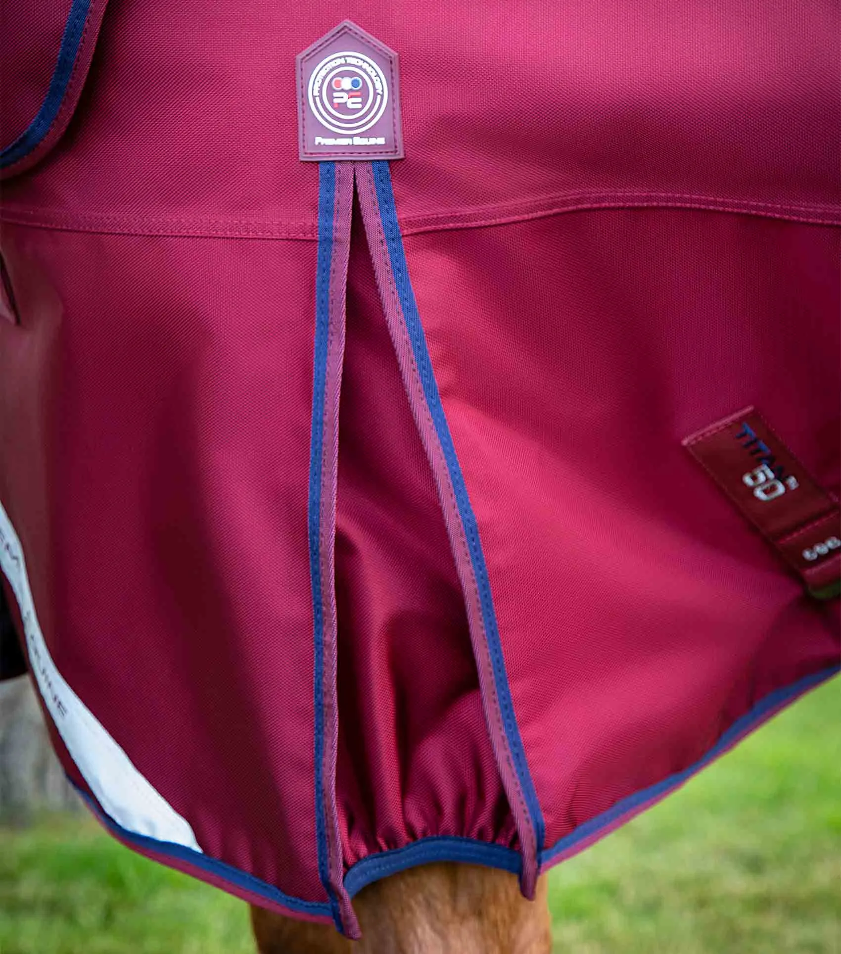 Titan 50g Turnout Rug with Classic Neck Cover Burgundy